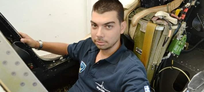 Εφτιαξε πιλοτήριο μαχητικού αεροσκάφους με αυθεντικά εξαρτήματα στο Γαλάτσι (εικόνες)